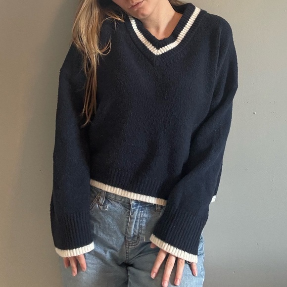 Abercrombie & Fitch Wedge V-neck Sweater - Picture 3 of 4